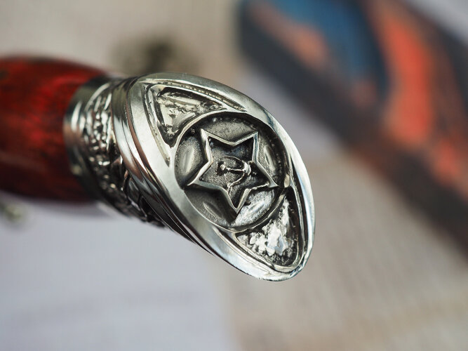 Нож Авторская Финка НКВД, клинок из кованой стали Х12МФ, рукоять художественное литье мельхиор, стабилизированная карельская береза красная, ножны художественное литье мельхиор, стабилизированная карельская береза