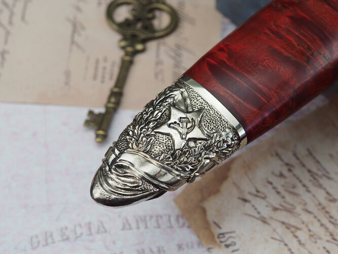 Нож Авторская Финка НКВД, клинок из кованой стали Х12МФ, рукоять художественное литье мельхиор, стабилизированная карельская береза красная, ножны художественное литье мельхиор, стабилизированная карельская береза