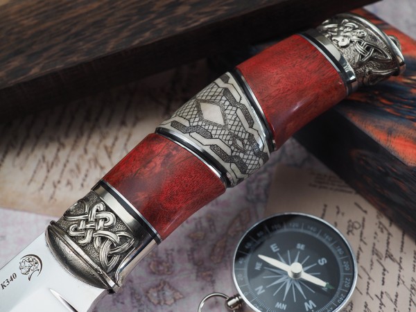 Нож Егерь, клинок из стали Bohler K340, рукоять художественное литье мельхиор, стабилизированная карельская береза, элфорин, скримшоу