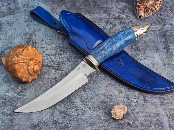 Нож Акула, клинок из стали Bohler S390, рукоять художественное литье мельхиор, стабилизированная карельская береза с резьбой ручной работы, формованные ножны-итальянская кожа растительного дубления