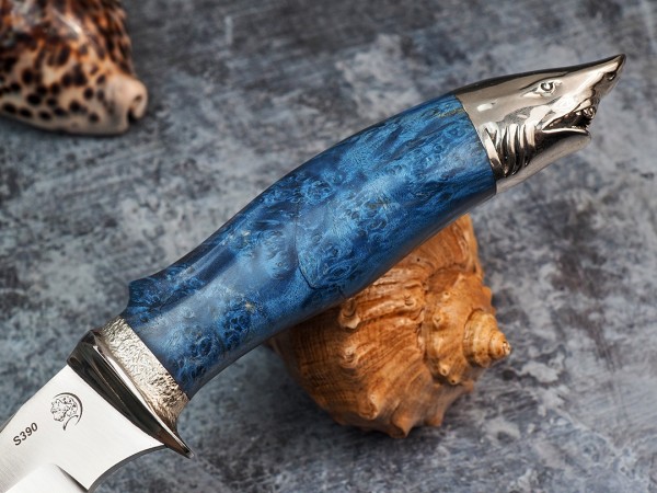 Нож Акула, клинок из стали Bohler S390, рукоять художественное литье мельхиор, стабилизированная карельская береза с резьбой ручной работы, формованные ножны-итальянская кожа растительного дубления