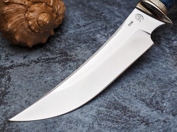 Нож Акула, клинок из стали Bohler S390, рукоять художественное литье мельхиор, стабилизированная карельская береза с резьбой ручной работы, формованные ножны-итальянская кожа растительного дубления