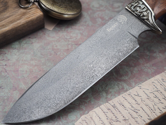 Нож Ворон, клинок из тигельного булата, рукоять художественное литье мельхиор, бубинга