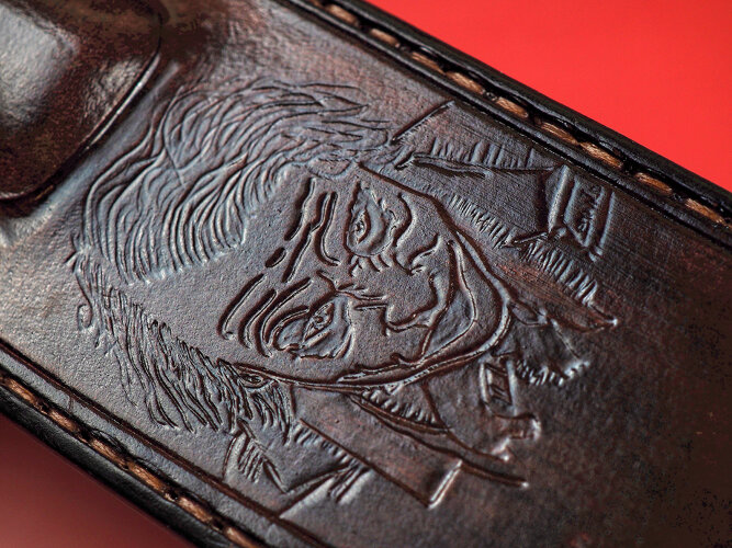 Нож Джокер, клинок из стали Bohler S390, рукоять художественное литье мельхиор, аризонское железное дерево айронвуд, элфорин, скримшоу, формованные ножны-итальянская кожа растительного дубления