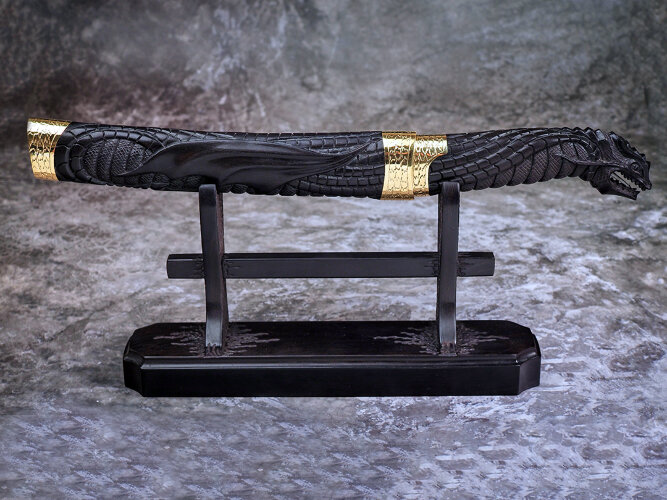 Нож Танто - Дракон, клинок из стали Bohler S390, рукоять морёный граб с резьбой ручной работы, ножны морёный граб с резьбой ручной работы, подставка морёный граб