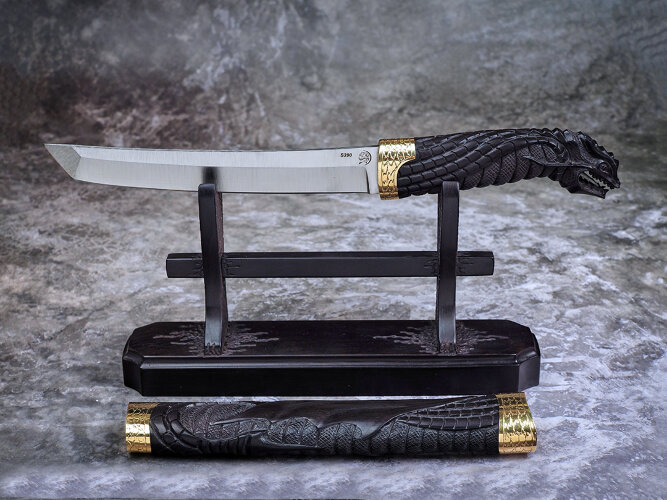 Нож Танто - Дракон, клинок из стали Bohler S390, рукоять морёный граб с резьбой ручной работы, ножны морёный граб с резьбой ручной работы, подставка морёный граб