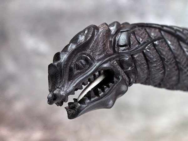 Нож Танто - Дракон, клинок из стали Bohler S390, рукоять морёный граб с резьбой ручной работы, ножны морёный граб с резьбой ручной работы, подставка морёный граб