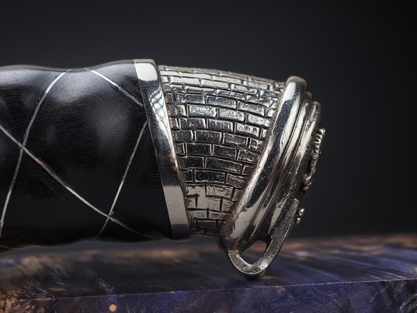 Нож Диверсант, клинок из стали Bohler М390, рукоять художественное литье мельхиор, морёный граб резной, инкрустация