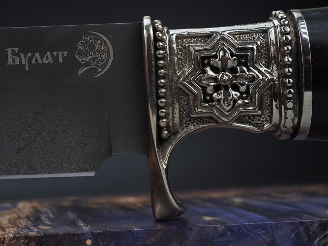 Нож Беркут, клинок из тигельного булата, рукоять художественное литье мельхиор, морёный граб с резьбой ручной работы