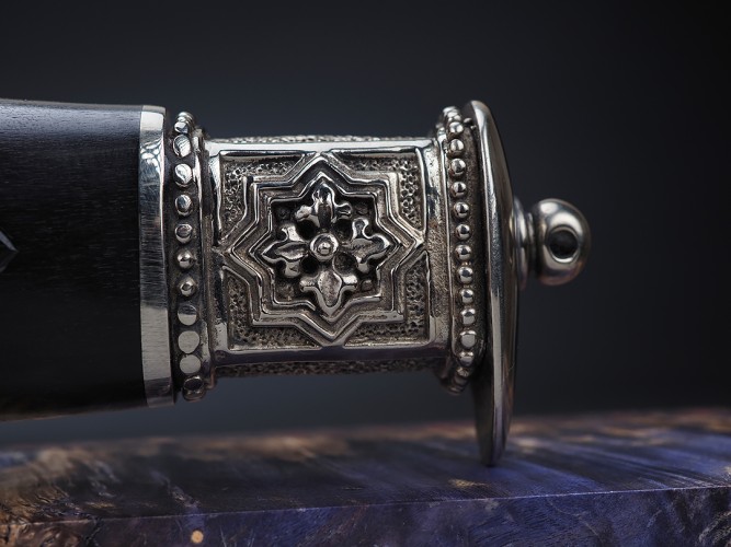 Нож Беркут, клинок из тигельного булата, рукоять художественное литье мельхиор, морёный граб с резьбой ручной работы