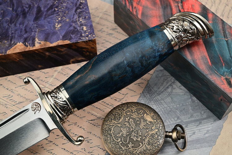 Нож Авторская Финка НКВД, клинок из стали Bohler К340, рукоять художественное литье мельхиор, стабилизированная карельская береза синяя, ножны художественное литье мельхиор, стабилизированная карельская береза