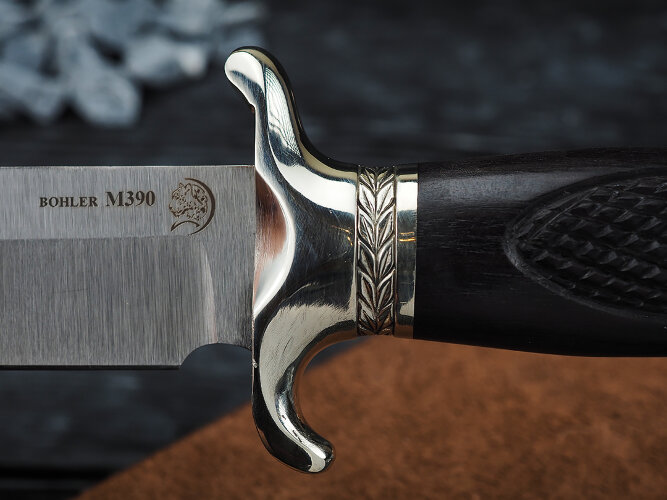 Нож Беркут, клинок из стали Bohler М390, рукоять художественное литье мельхиор, морёный граб резной, ножны художественное литье мельхиор, морёный граб резной