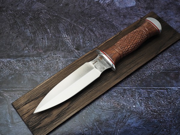 Нож Спартак, клинок из кованой стали Х12МФ, рукоять дерево бубинга с резьбой ручной работы, ножны дерево бубинга с резьбой ручной работы