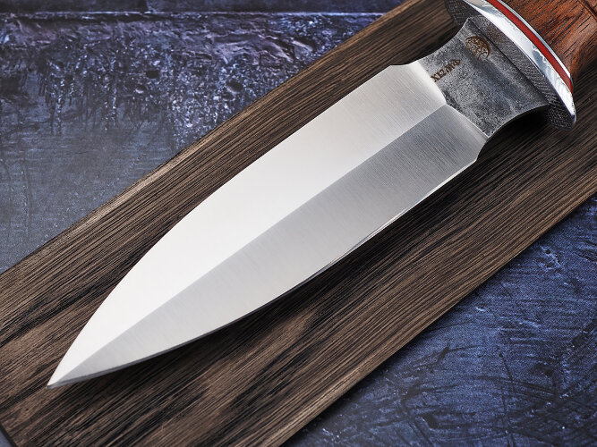 Нож Спартак, клинок из кованой стали Х12МФ, рукоять дерево бубинга с резьбой ручной работы, ножны дерево бубинга с резьбой ручной работы