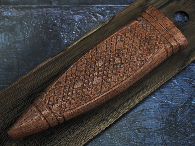 Нож Спартак, клинок из кованой стали Х12МФ, рукоять дерево бубинга с резьбой ручной работы, ножны дерево бубинга с резьбой ручной работы