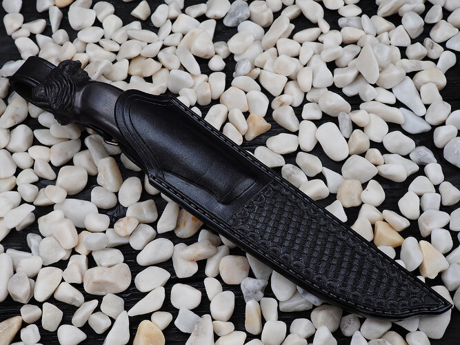 Нож Рысь, клинок из стали Bohler М390, рукоять морёный граб с резьбой ручной работы, стабилизированный зуб мамонта, формованные ножны-итальянская кожа растительного дубления 