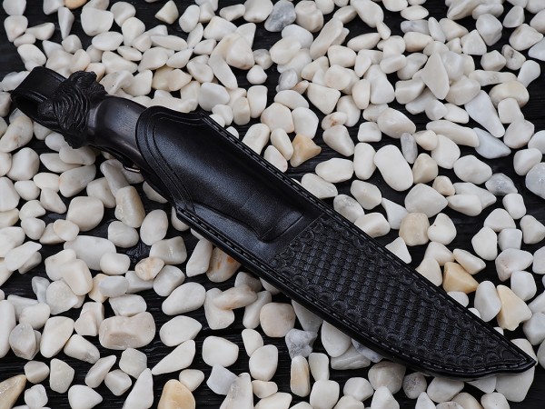 Нож Рысь, клинок из стали Bohler М390, рукоять морёный граб с резьбой ручной работы, стабилизированный зуб мамонта, формованные ножны-итальянская кожа растительного дубления