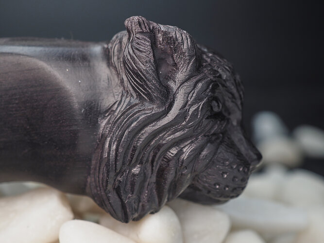 Нож Рысь, клинок из стали Bohler М390, рукоять морёный граб с резьбой ручной работы, стабилизированный зуб мамонта, формованные ножны-итальянская кожа растительного дубления 