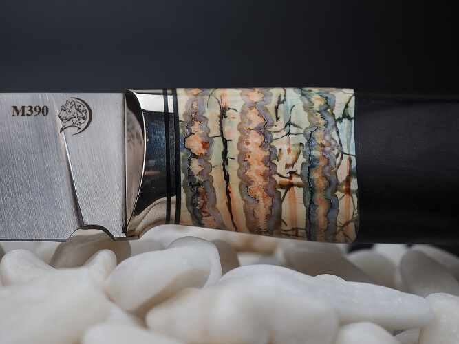 Нож Рысь, клинок из стали Bohler М390, рукоять морёный граб с резьбой ручной работы, стабилизированный зуб мамонта, формованные ножны-итальянская кожа растительного дубления 