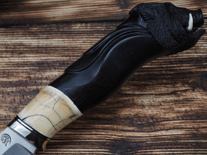 Нож Вепрь, клинок из стали Bohler М390, рукоять морёный граб с резьбой ручной работы, стабилизированный зуб мамонта, формованные ножны-итальянская кожа растительного дубления