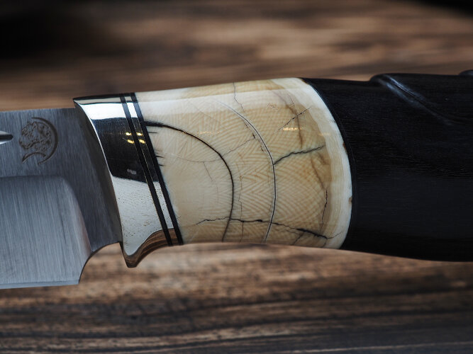 Нож Вепрь, клинок из стали Bohler М390, рукоять морёный граб с резьбой ручной работы, стабилизированный зуб мамонта, формованные ножны-итальянская кожа растительного дубления
