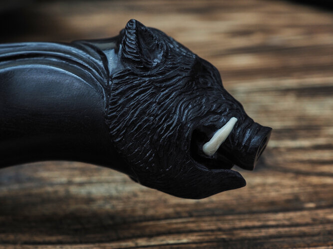 Нож Вепрь, клинок из стали Bohler М390, рукоять морёный граб с резьбой ручной работы, стабилизированный зуб мамонта, формованные ножны-итальянская кожа растительного дубления