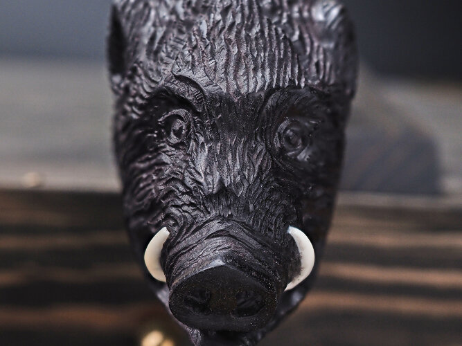 Нож Вепрь, клинок из стали Bohler М390, рукоять морёный граб с резьбой ручной работы, стабилизированный зуб мамонта, формованные ножны-итальянская кожа растительного дубления