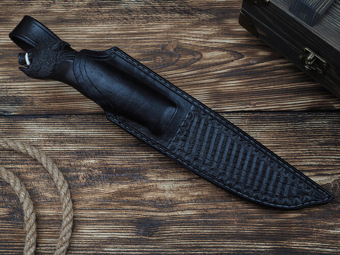 Нож Вепрь, клинок из стали Bohler М390, рукоять морёный граб с резьбой ручной работы, стабилизированный зуб мамонта, формованные ножны-итальянская кожа растительного дубления