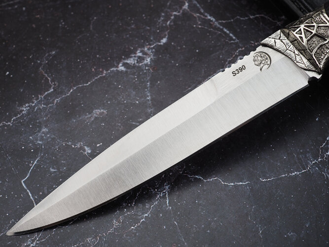 Нож Хищник, клинок из стали Bohler S390, рукоять художественное литье мельхиор, морёный граб, инкрустация серебром, формованные ножны-итальянская кожа растительного дубления 