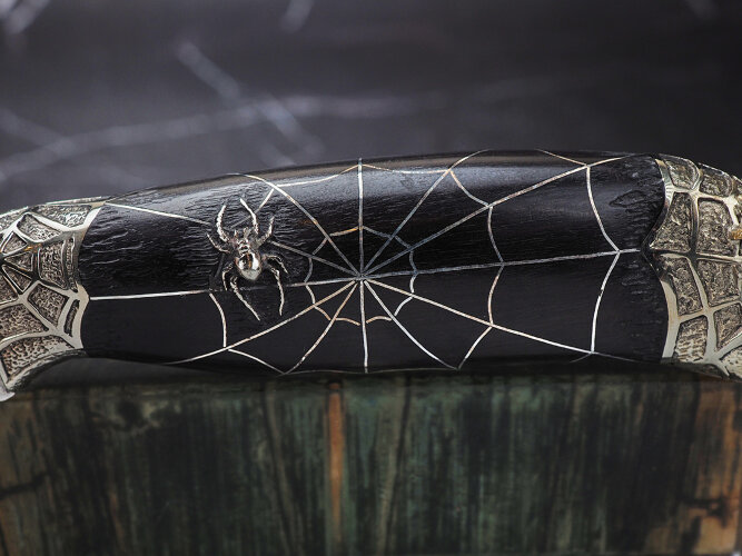 Нож Хищник, клинок из стали Bohler S390, рукоять художественное литье мельхиор, морёный граб, инкрустация серебром, формованные ножны-итальянская кожа растительного дубления 