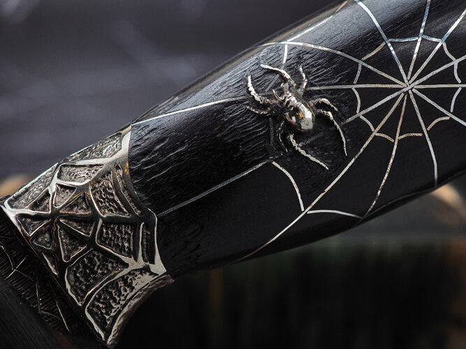 Нож Хищник, клинок из стали Bohler S390, рукоять художественное литье мельхиор, морёный граб, инкрустация серебром, формованные ножны-итальянская кожа растительного дубления 