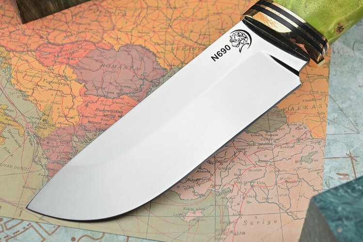 Нож Бобр, клинок из стали Bohler N690, рукоять стабилизированный кап клена