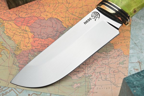 Нож Бобр, клинок из стали Bohler N690, рукоять стабилизированный кап клена