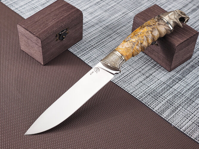 Нож Рысь, клинок из стали Bohler К340, рукоять художественное литье мельхиор, стабилизированный кап клена