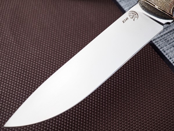 Нож Рысь, клинок из стали Bohler К340, рукоять художественное литье мельхиор, стабилизированный кап клена