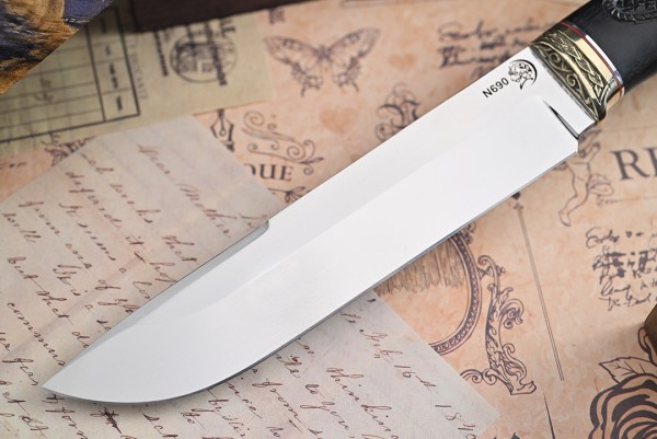 Нож Путник, клинок из стали Bohler N690, художественное литье мельхиор, рукоять морёный граб резной 
