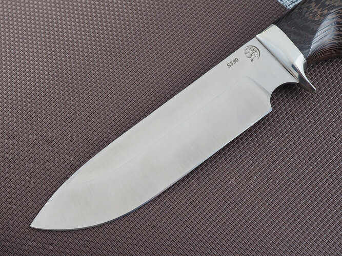 Нож Ворон, клинок из стали Bohler S390, рукоять литье мельхиор, дерево венге, под пальцы