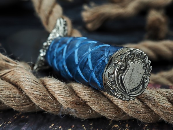 Нож Спартак, клинок из тигельного булата, рукоять художественное литье мельхиор, стабилизированная карельская береза