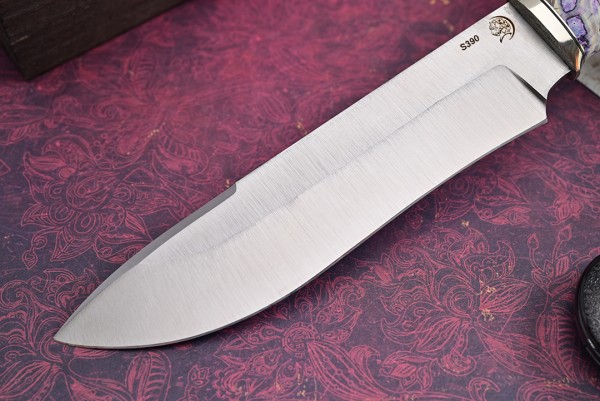 Нож Егерь, клинок из стали Bohler S390, рукоять элфорин, скримшоу, вставка стабилизированный зуб мамонта, формованные ножны-итальянская кожа растительного дубления 