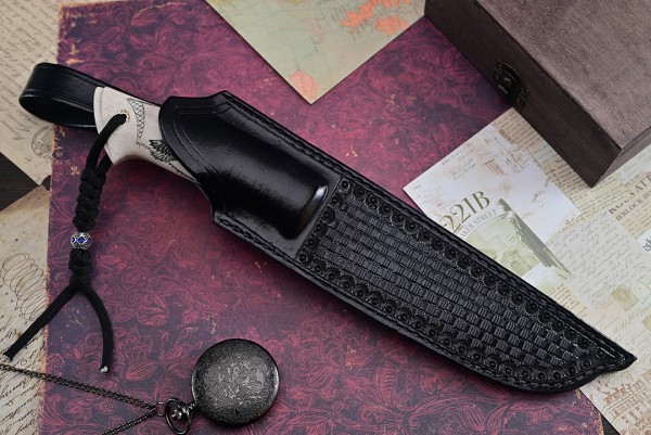 Нож Егерь, клинок из стали Bohler S390, рукоять элфорин, скримшоу, вставка стабилизированный зуб мамонта, формованные ножны-итальянская кожа растительного дубления 