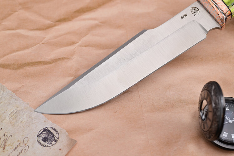 Авторский Нож Медведь, клинок из стали Bohler S390, притин мокумэ-ганэ, рукоять морёный граб резной, скримшоу, вставки стабилизированный зуб мамонта, формованные ножны-итальянская кожа растительного дубления