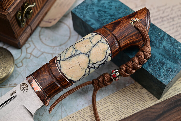 Авторский Нож Аллигатор, клинок из стали Bohler S390, притин мокумэ-ганэ, рукоять аризонское железное дерево айронвуд, вставка стабилизированный бивень мамонта, формованные ножны-итальянская кожа растительного дубления