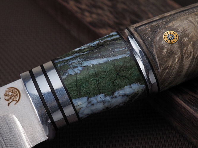 Нож Путник, клинок из стали Bohler М390, рукоять стабилизированный кап клена, стабилизированный зуб мамонта, мозаичный пин