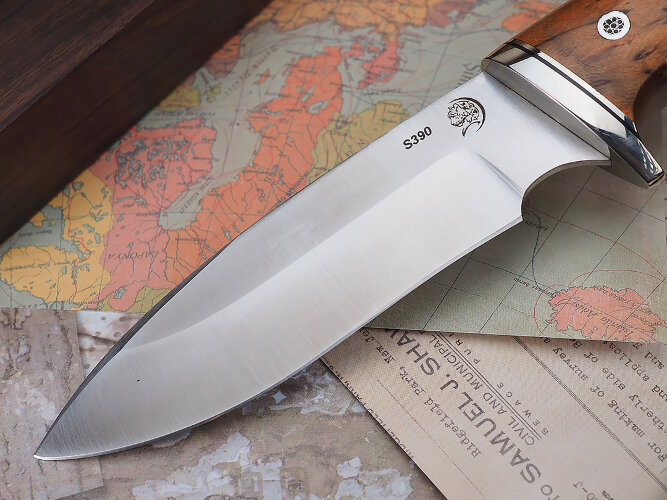 Нож Куница, клинок из стали Bohler S390, рукоять стабилизированная карельская береза с резьбой ручной работы, вставка стабилизированная карельская береза