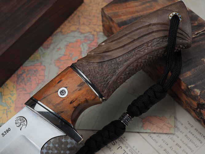 Нож Куница, клинок из стали Bohler S390, рукоять стабилизированная карельская береза с резьбой ручной работы, вставка стабилизированная карельская береза