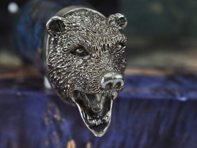 Нож Медведь, клинок из алмазной стали ХВ5, рукоять стабилизированная карельская береза, художественное литьё мельхиор