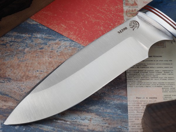 Нож Куница, клинок из стали Bohler М390, рукоять дерево венге с резьбой, стабилизированная карельская береза
