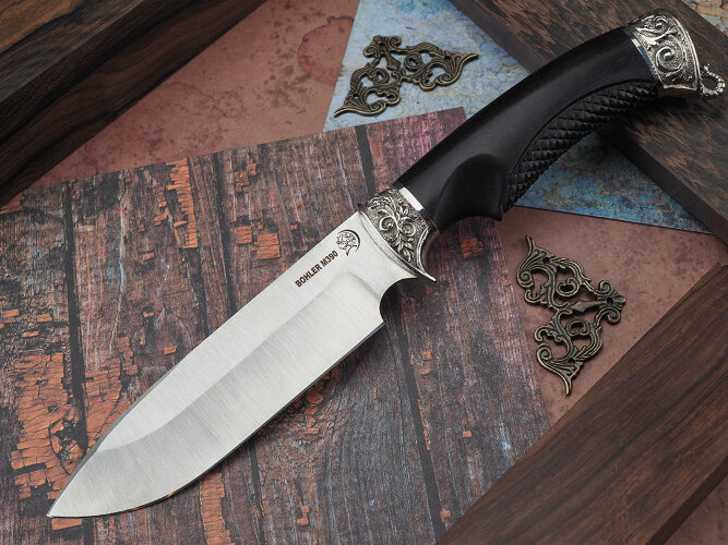 Нож Ворон, клинок из стали Bohler М390, рукоять художественное литье мельхиор, морёный граб резной