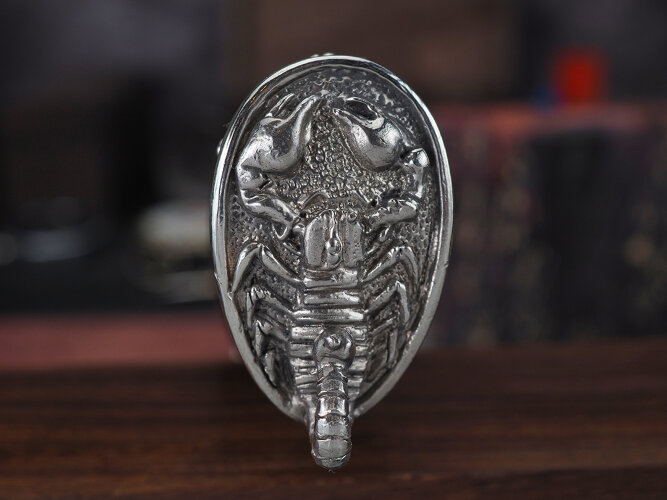 Нож Ворон, клинок из стали Bohler М390, рукоять художественное литье мельхиор, морёный граб резной