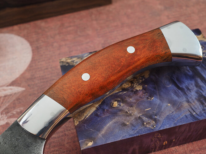 Тяпка №1, цельнометаллическая, клинок выполнен из кованной стали Х12МФ, накладки стабилизированная карельская береза, дюраль